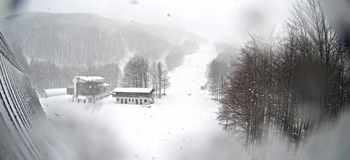 Appennino, torna la neve: Pratospilla imbiancata, 10 centimetri al passo delle Radici