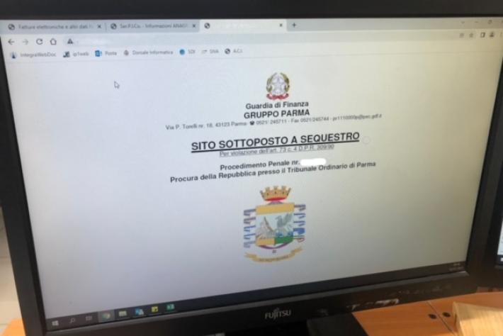 Vendevano cannabis online e a domicilio: arrestati marito e moglie parmigiani. Chiuso il negozio, oscurato il loro sito