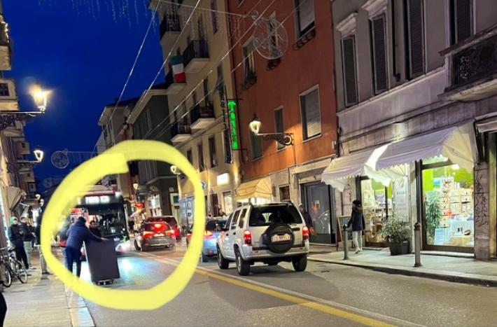 Via Garibaldi, ora di punta, la corsia degli autobus diventa spazio per i traslochi