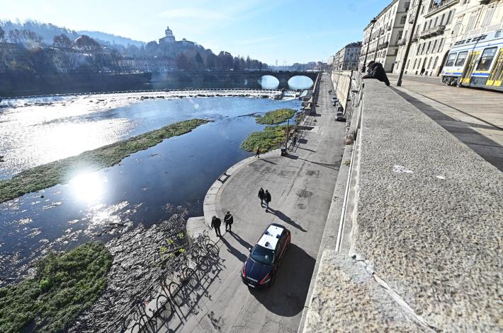 Gli lanciano addosso una bici dai Murazzi a Torino, 23enne in prognosi riservata