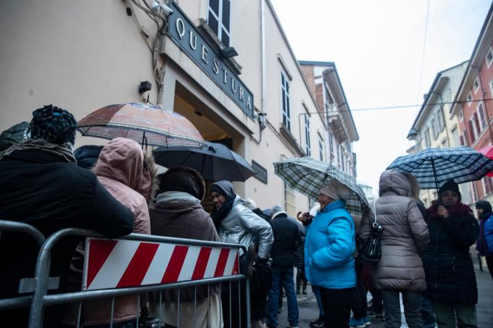 questura - in fila per il passaporto
