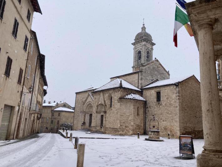 Siena, la neve blocca l'ambulanza:  il bimbo nasce in casa grazie ai consigli al telefono dell'ostetrica