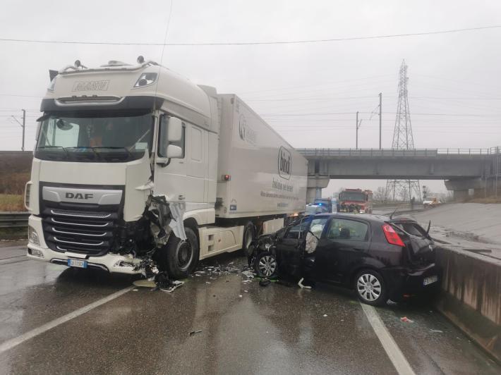 Neve,  ancora incidenti in provincia: auto capottata a Borgotaro e uno schianto a Valmozzola con il conducente incastrato  nell'abitacolo