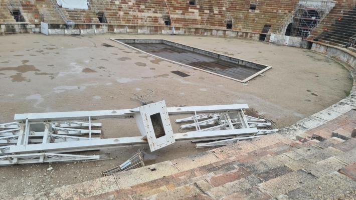 Crollano gli addobbi natalizi: danneggiate le gradinate dell'Arena di Verona. E la magistratura sequestra il monumento