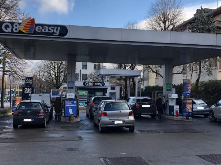 Sciopero dei distributori:  code alle pompe di benzina