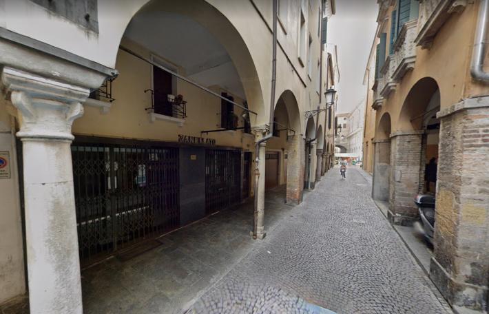 Padova. i vicini comprano il bar storico e lo fanno chiudere