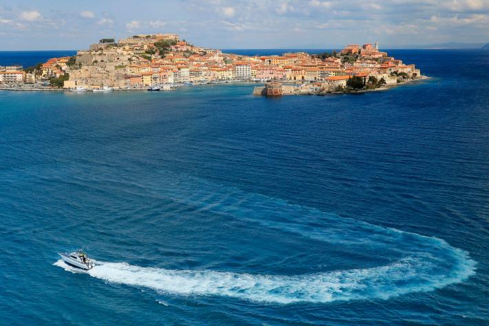 Traghetto in avaria urta molo a Portoferraio, tre feriti 