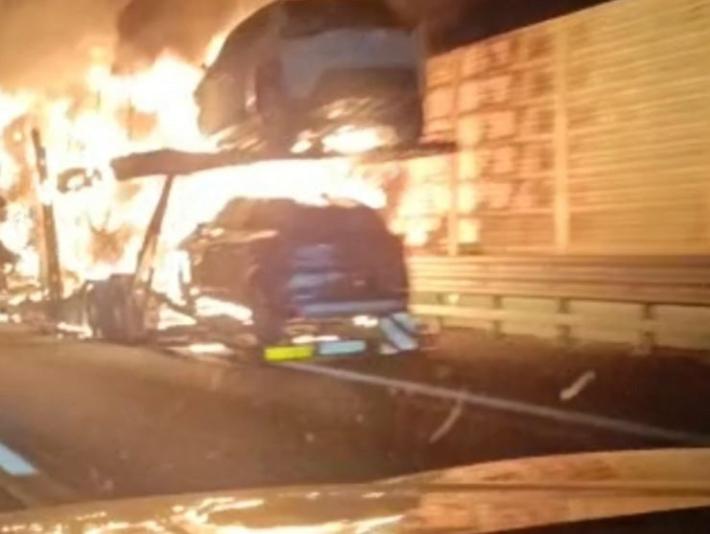 Bisarca a fuoco in A21: chiuso lo svincolo dell'A1 a Fiorenzuola verso la Cremona-Brescia