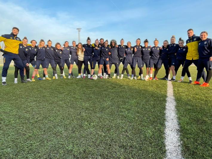 Anche il Parma calcio aderisce alla giornata dei calzini spaiati