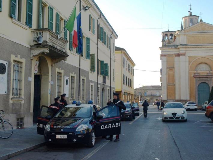 Montecchio, picchia e insulta i genitori, la madre minacciata con un coltello: arrestato un 25enne