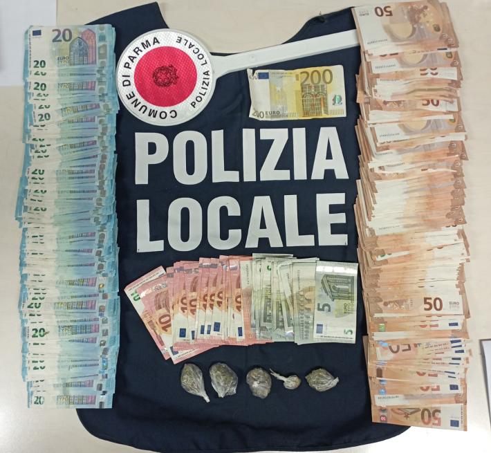 Il tesoretto del pusher in monopattino: 11mila euro. Fermato in stazione, fugge  e ferisce 2 agenti