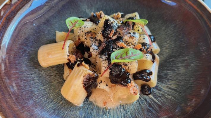 Tubetti burro, alici e aglio nero