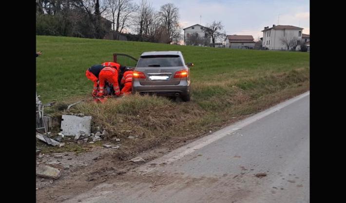 Scontro tra due auto in via Torelli all'incrocio con via Viotti: tre feriti al Pronto soccorso