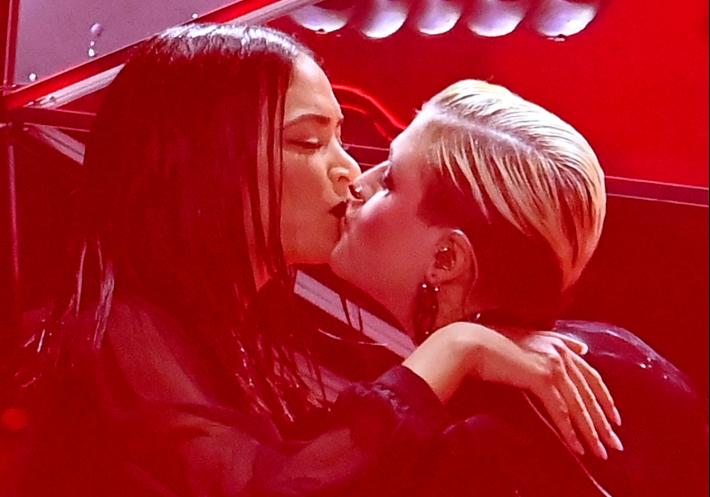 Sanremo,  &egrave; partita la serata delle cover e dei duetti: Elodie trascinante con "American Woman" - in aggiornamento