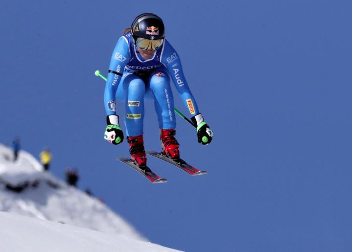 Mondiali di sci, Sofia Goggia commette una serie errori nei salti, poi "centra" una porta 