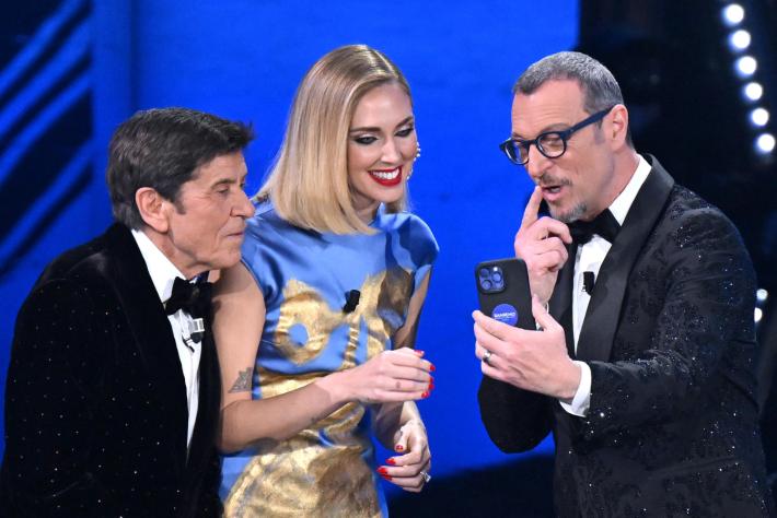 Sanremo: Chiara Ferragni, la finale tra look "parlanti" e meme