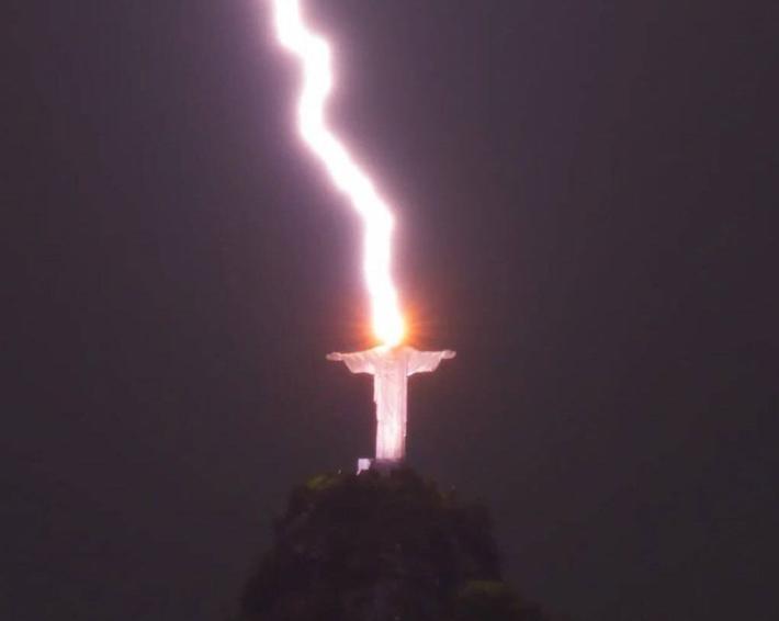 Rio, la statua del Cristo Redentore colpita da un fulmine