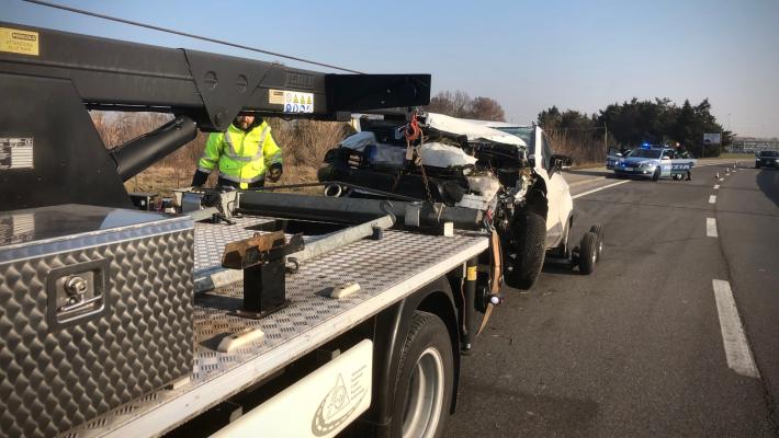 Auto ribaltata in via Europa: due feriti