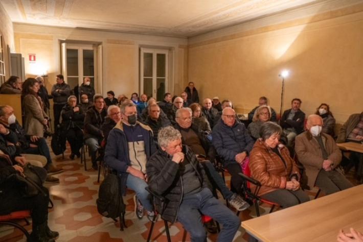 Sala civica gremita a Baganzola per il primo incontro di Sindaco e Giunta con i Quartieri