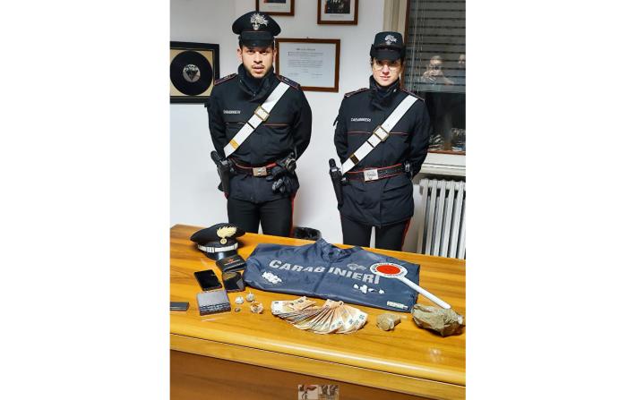 Carabinieri lo bloccano dopo &ldquo;scambio &ndash; lampo&rdquo;