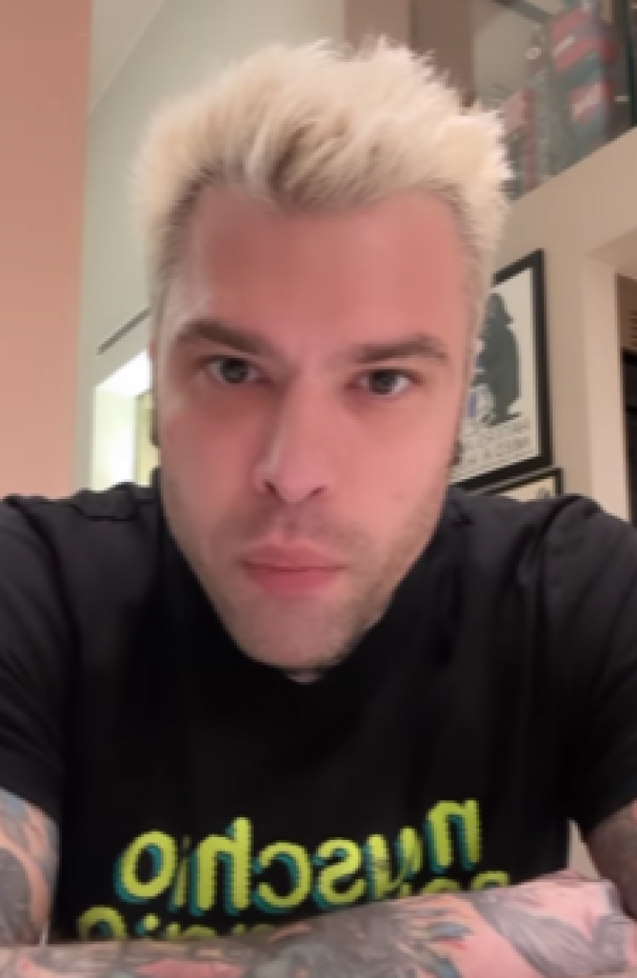 Fedez e la sua presunta omosessualit&agrave;: insulti social a Mario Giordano