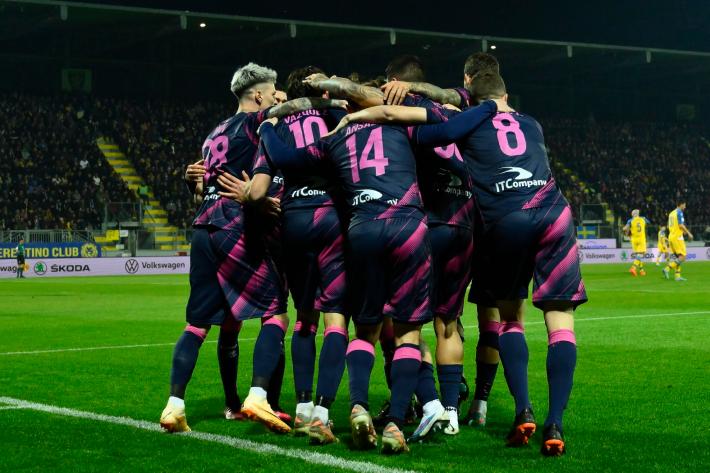 Partita superba e senza respiro, impresa del Parma: in nove vince a Frosinone  4-3