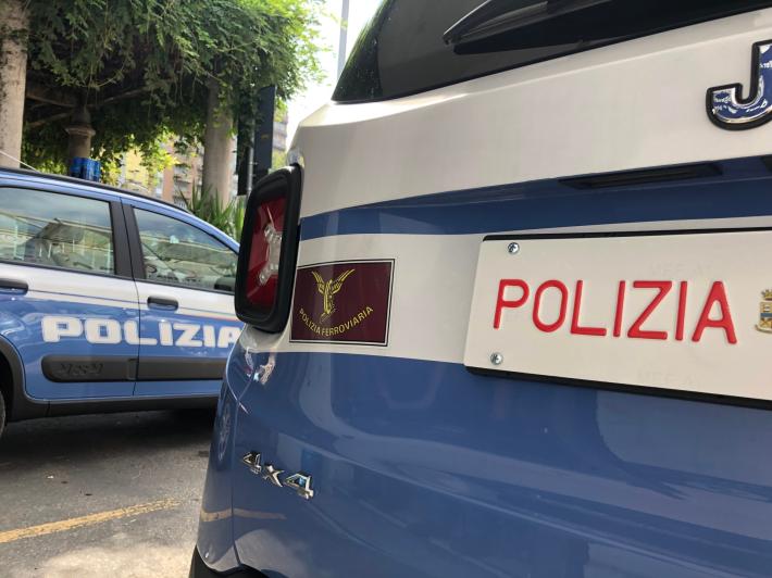 Sfonda i vetri dell'auto della Polfer e lotta con gli agenti: 30enne straniero arrestato e condannato a due anni 