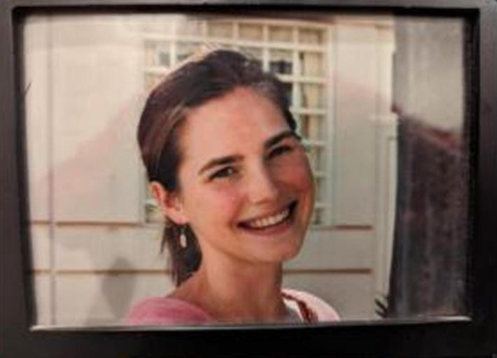 Amanda Knox pubblica una foto di quando era in carcere (a Perugia)