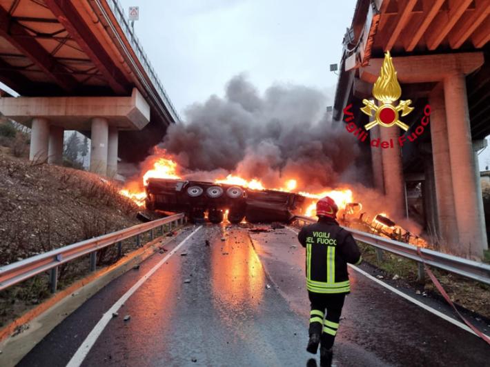 Tir giu' da viadotto, morto l'autista, chiuso tratto A1 
