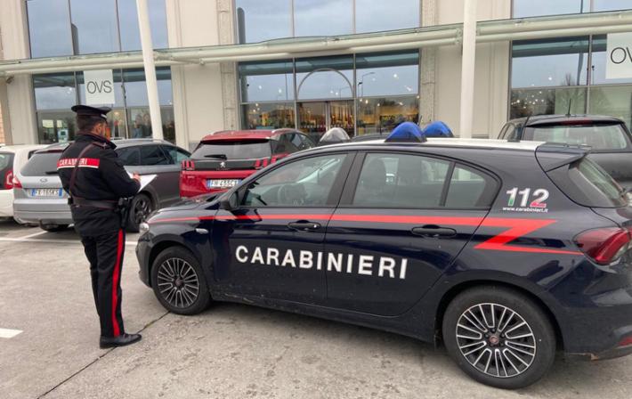 Via Emilio Lepido, ruba in un negozio e aggredisce l'addetto alla sicurezza: arrestato