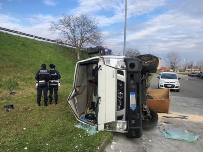 Paura in strada Baganzola, furgone precipita dal viadotto:  il conducente ferito &egrave; un 47enne  di Noceto