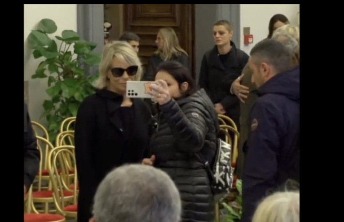 Maria De Filippi e i selfie in camera ardente: continua la polemica 