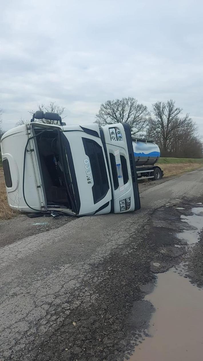 Camion ribaltato a San Secondo, autista al pronto soccorso 