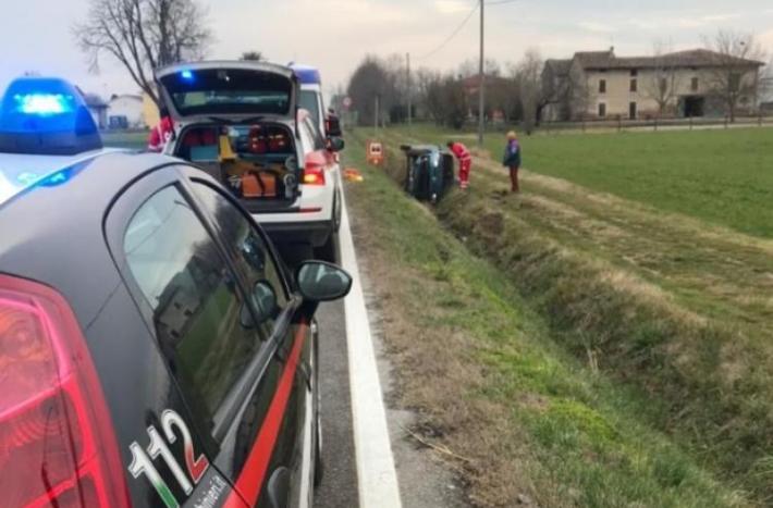 Fontanelle, auto nel fosso sulla provinciale per Cremona: un ferito