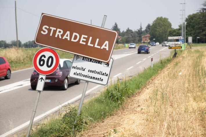 Cede un tubo dell'acqua a Stradella di Collecchio: operai al lavoro