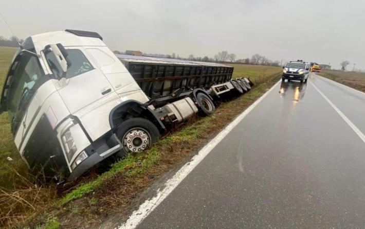 Tir finisce in un canale tra Diolo e Ragazzola