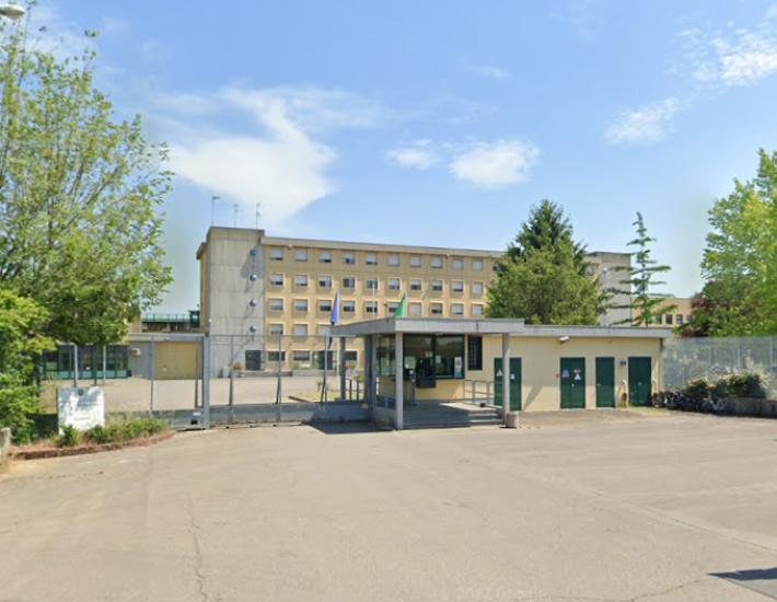 Carcere di Reggio Emilia, detenuto aggredisce 5 agenti