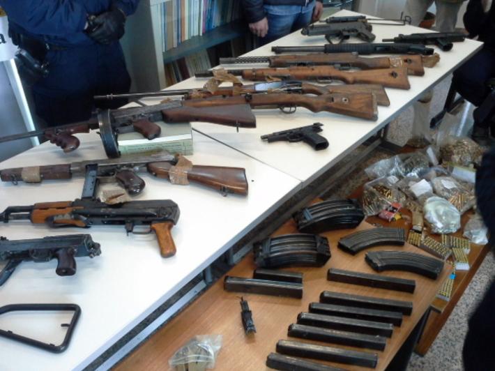 Trovato l'arsenale del narcos, 53 armi e migliaia di munizioni