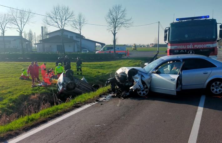 Schianto sulla provinciale a Ragazzola, auto nel fosso: due persone gravemente ferite