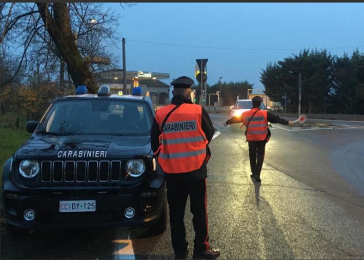 controlli carabinieri procedeva a &ldquo;zig a zag&rdquo; con l&rsquo;autovettura 