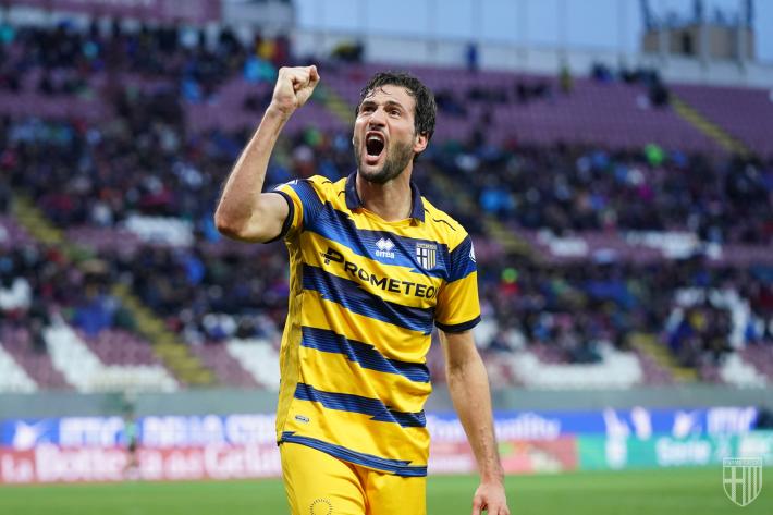 Il Parma manovra, copre, soffre e colpisce nel momento che serve: vittoria 1-0 a Reggio Calabria - Risultati e classifica: i crociati tornano in zona playoff