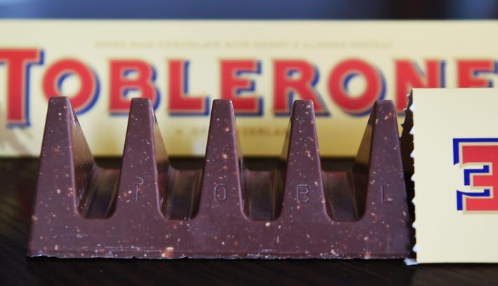 Il Toblerone non sar&agrave; pi&ugrave; prodotto in Svizzera. La casa produttrice costretta a fare a meno del logo del Cervino nella confezione