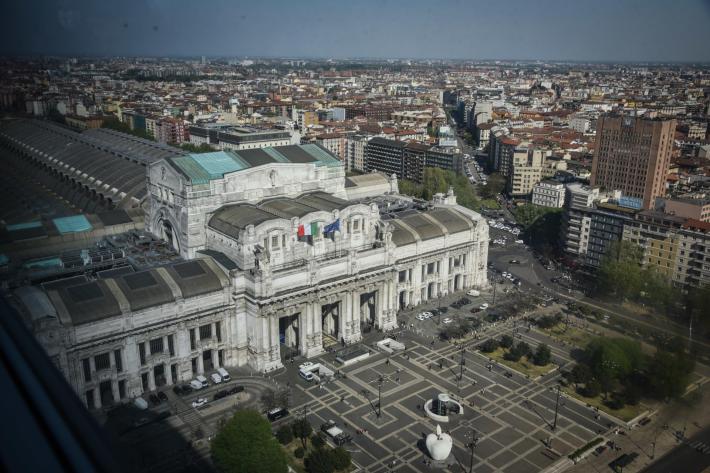 Passanti accoltellatu per rapina a Milano. Preso un uomo