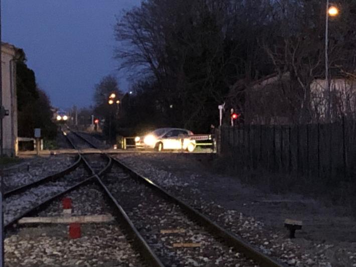 Auto si incastra nel passaggio a livello a Sorbolo, traffico in tilt in via Mantova