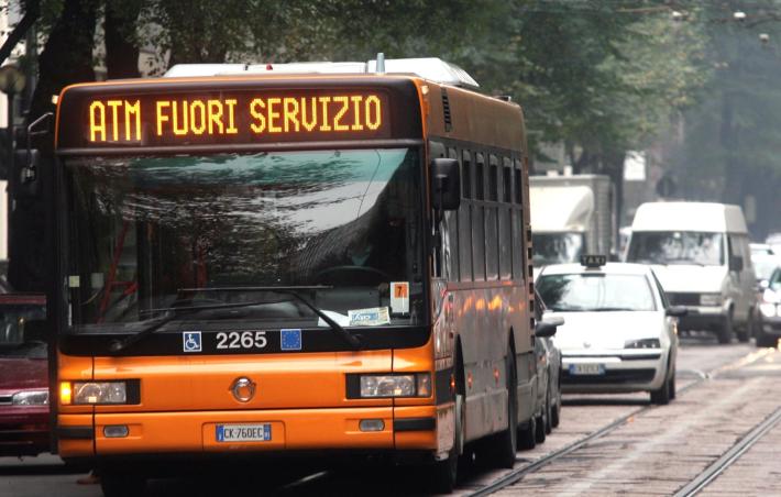 Milano, 25enne muore travolto da un autobus di linea sulle strisce pedonali