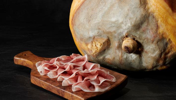 Prosciutto di Parma, c'&egrave; il nuovo disciplinare: pi&ugrave; stagionatura, meno sale e cosce pi&ugrave; pesanti