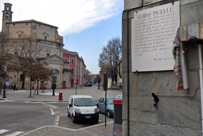 Bruciata una corona di fiori sotto la lapide di Guido Picelli