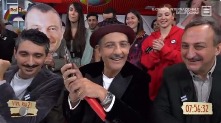 Antonello Venditti chiama Fiorello in diretta: "Auguri a tutte le donne del mondo"