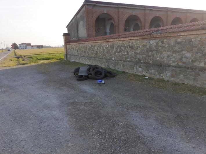 Castione Marchesi alle prese con la "stolidit&agrave;": i copertoni abbandonati davanti al cimitero - Video