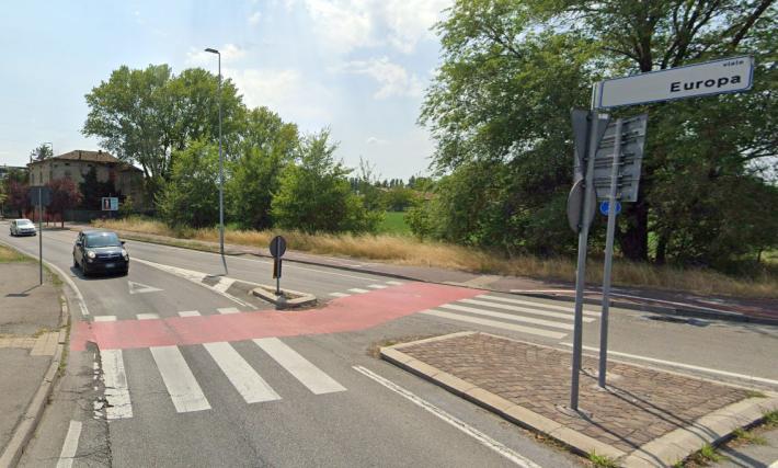 Si trova davanti un gruppo di persone in strada: auto contro un palo in viale Europa, un ferito